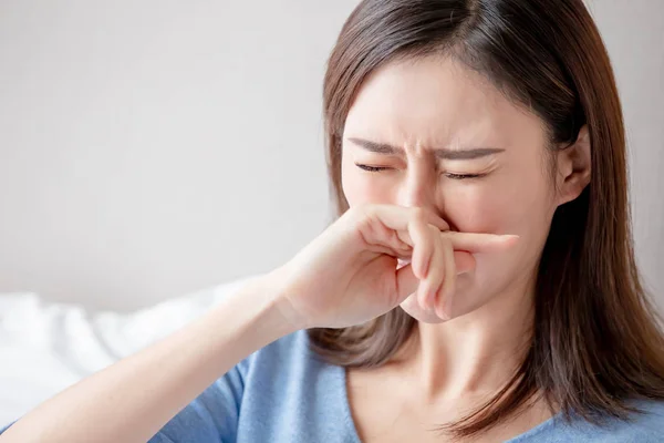 Vrouw heeft lopende neus — Stockfoto