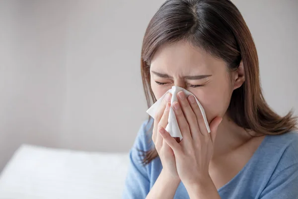 Wanita memiliki hidung berjalan — Stok Foto