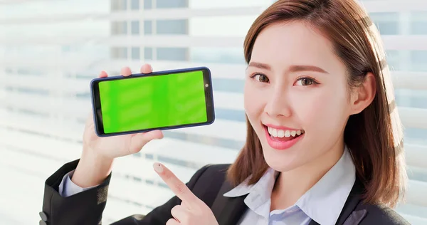 Affärs kvinna visar grön skärm — Stockfoto