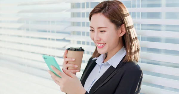 비즈니스 여자 사용 스마트 휴대 전화 — 스톡 사진