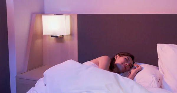 Vrouw slapen goed op bed — Stockfoto