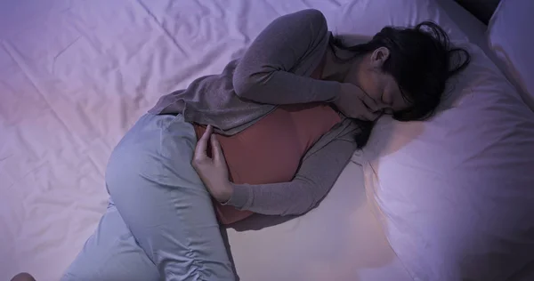 Беременная женщина чувствует депрессию — стоковое фото