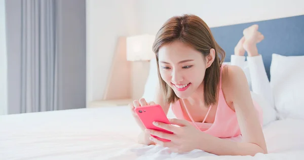 Asiatisk kvinna använda smartphone lyckligt — Stockfoto