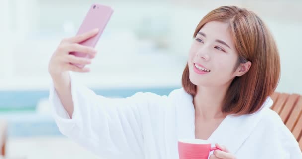 Woman take selfie — Stock Video