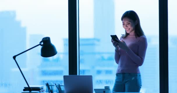 Utilice el teléfono celular por la noche — Vídeo de stock