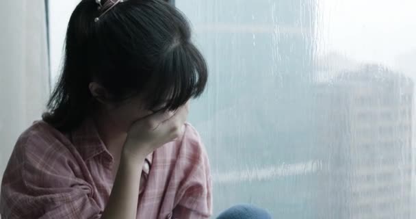Kvinna gråta nära by fönster — Stockvideo