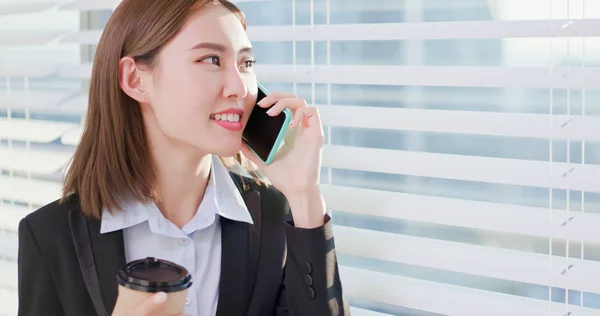 Kobieta biznesu mówić telefon — Zdjęcie stockowe