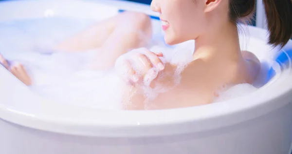 Молодая женщина принимает ванну — стоковое фото