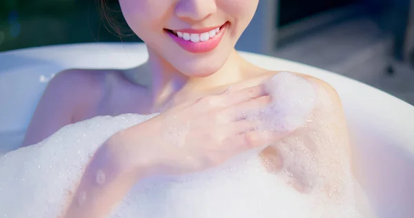 Mujer joven tomando un baño — Foto de Stock