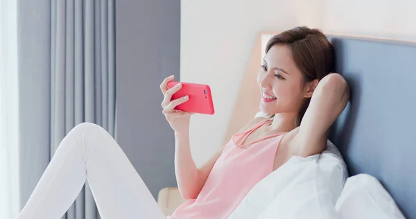Žena sledovat video podle Smartphone — Stock fotografie