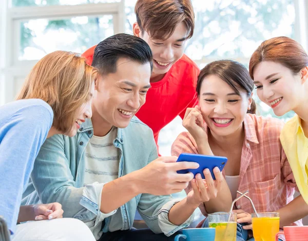 Friends watch something on phone — Stock Photo, Image