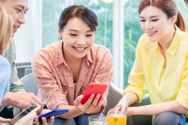 Asiatiska vänner använder Smart Phone — Stockfoto