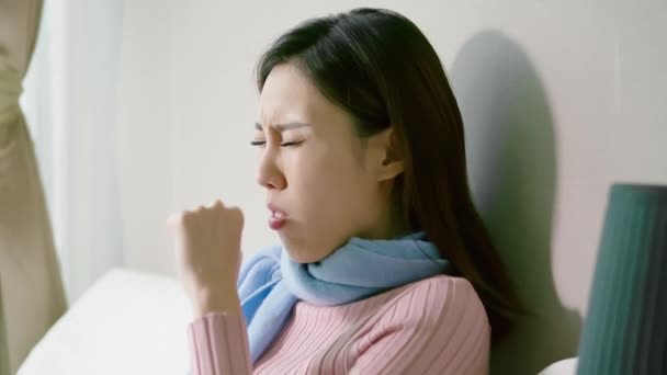 Wanita asia telah sakit tenggorokan — Stok Video
