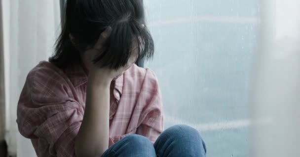 Femme pleurer près de fenêtre — Video