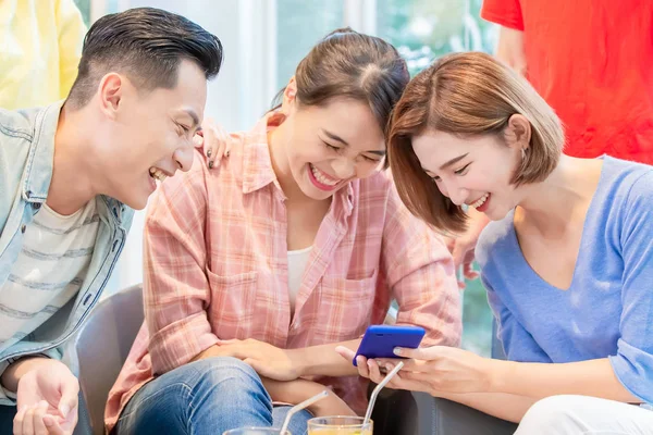 Amigos ver el teléfono inteligente — Foto de Stock