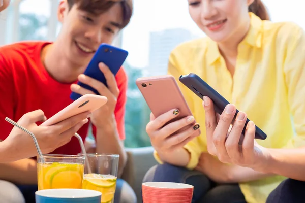 Friend use smart phone — Stock Photo, Image