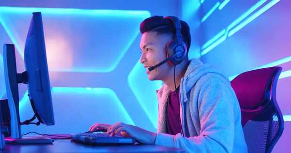 Joven asiático cyber sport gamer — Foto de Stock