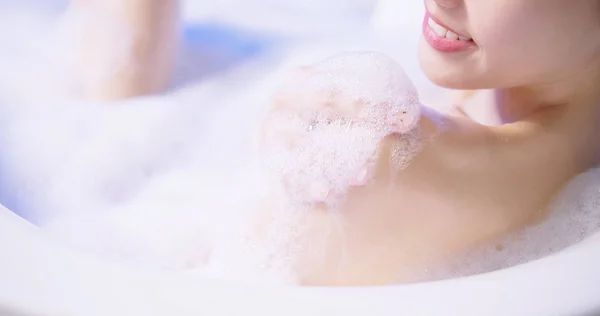 Jeune femme prenant un bain — Photo