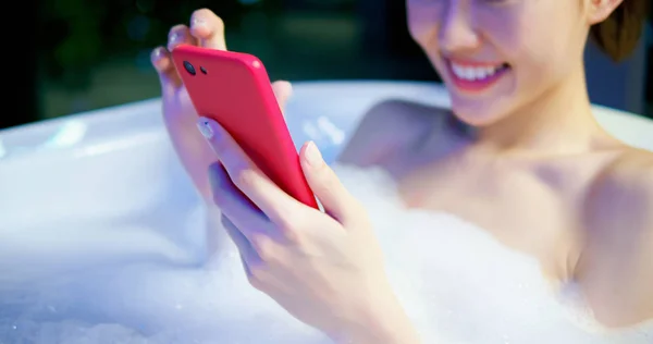 Nő használ smartphone fürdés közben — Stock Fotó