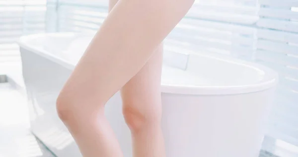 Fiatal nő felveszik fürdőköpeny — Stock Fotó