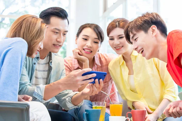 Friends watch video on phone — Stock Photo, Image