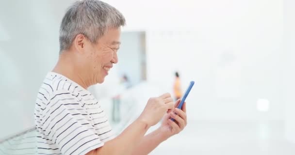 Anciano uso de teléfono inteligente — Vídeo de stock