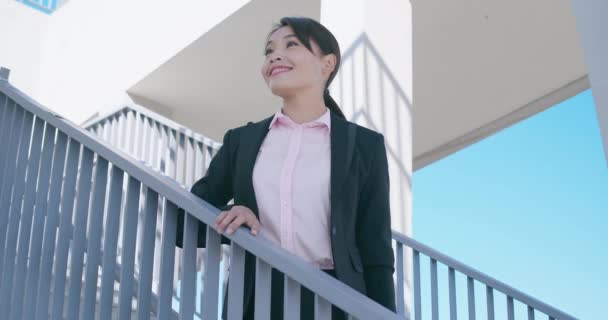 Asiática mujer de negocios mirar adelante — Vídeo de stock