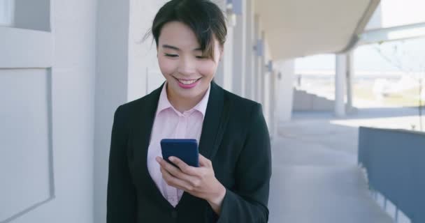 Asiática empresária usar smartphone — Vídeo de Stock