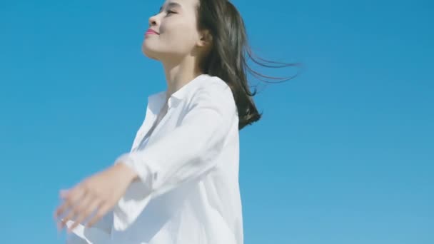 Asian woman feel carefree — Stock Video