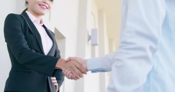 Asiático mulher de negócios handshake — Vídeo de Stock