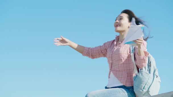 Mujer se siente libre mientras viaja — Vídeos de Stock