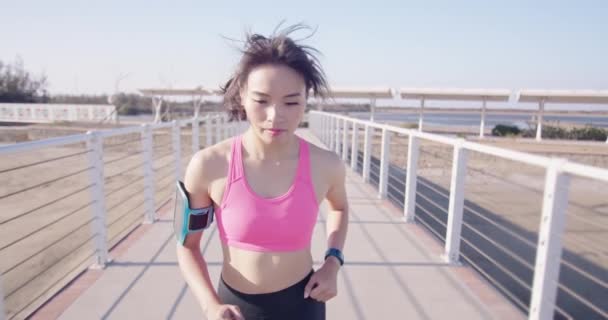 Жінка біжить по дорозі — стокове відео