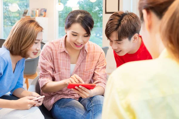 Amigos ver vídeo en el teléfono — Foto de Stock