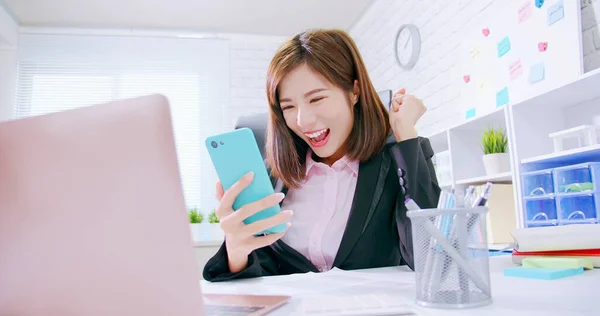 Üzleti nő használ szúró telefon — Stock Fotó