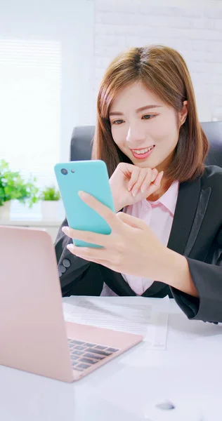 ビジネス女性使用のスマート フォン — ストック写真