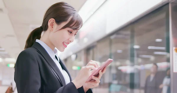 Business woman use smartphone — стоковое фото