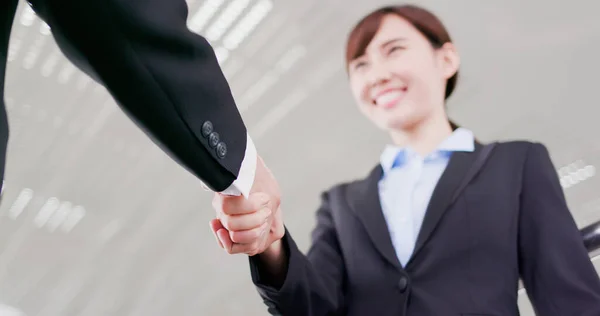 Femme d'affaires poignée de main avec sourire — Photo