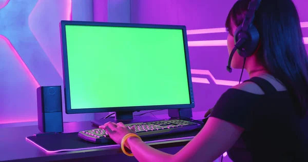 Cyber-Sport-Gamer mit Computer — Stockfoto