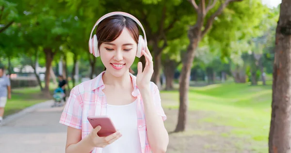 Joven asiático mujer escuchar música — Foto de Stock