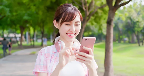 Jovem asiático mulher uso telefone — Fotografia de Stock