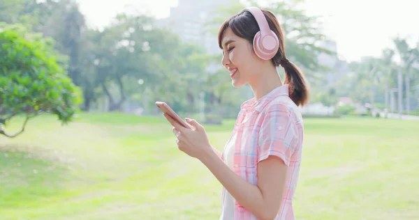 Jovem asiático mulher uso telefone — Fotografia de Stock