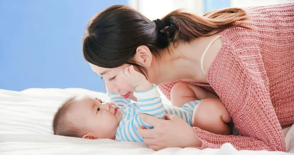 Mãe com seu bebê — Fotografia de Stock