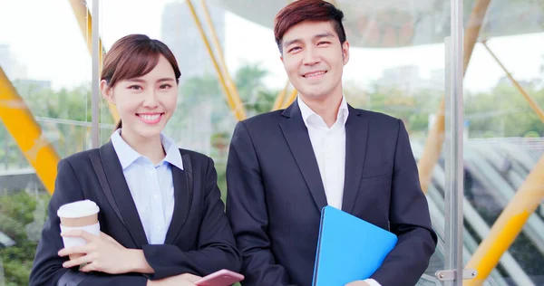 Businesspepole sonrisa a usted — Foto de Stock