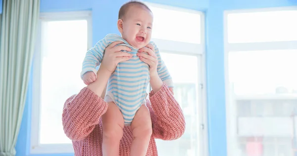 赤ちゃんを持つ母親は — ストック写真