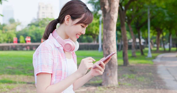 Joven asiático mujer uso teléfono — Foto de Stock