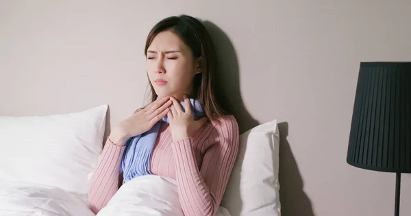 Asian kobieta ma ból gardła — Zdjęcie stockowe