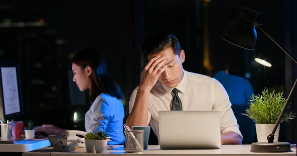 Lavoro straordinario uomo d'affari — Foto Stock