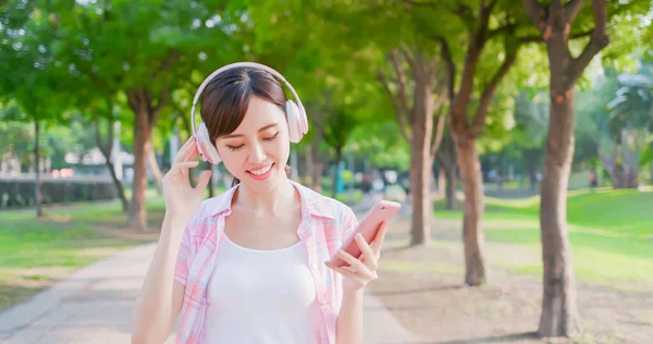 Jonge Aziatische vrouw gebruiken telefoon — Stockfoto