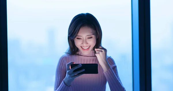 Asian girl play mobile game — Stock Photo, Image