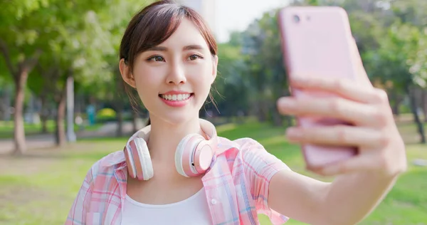 Aziatische vrouw hebben video chat — Stockfoto